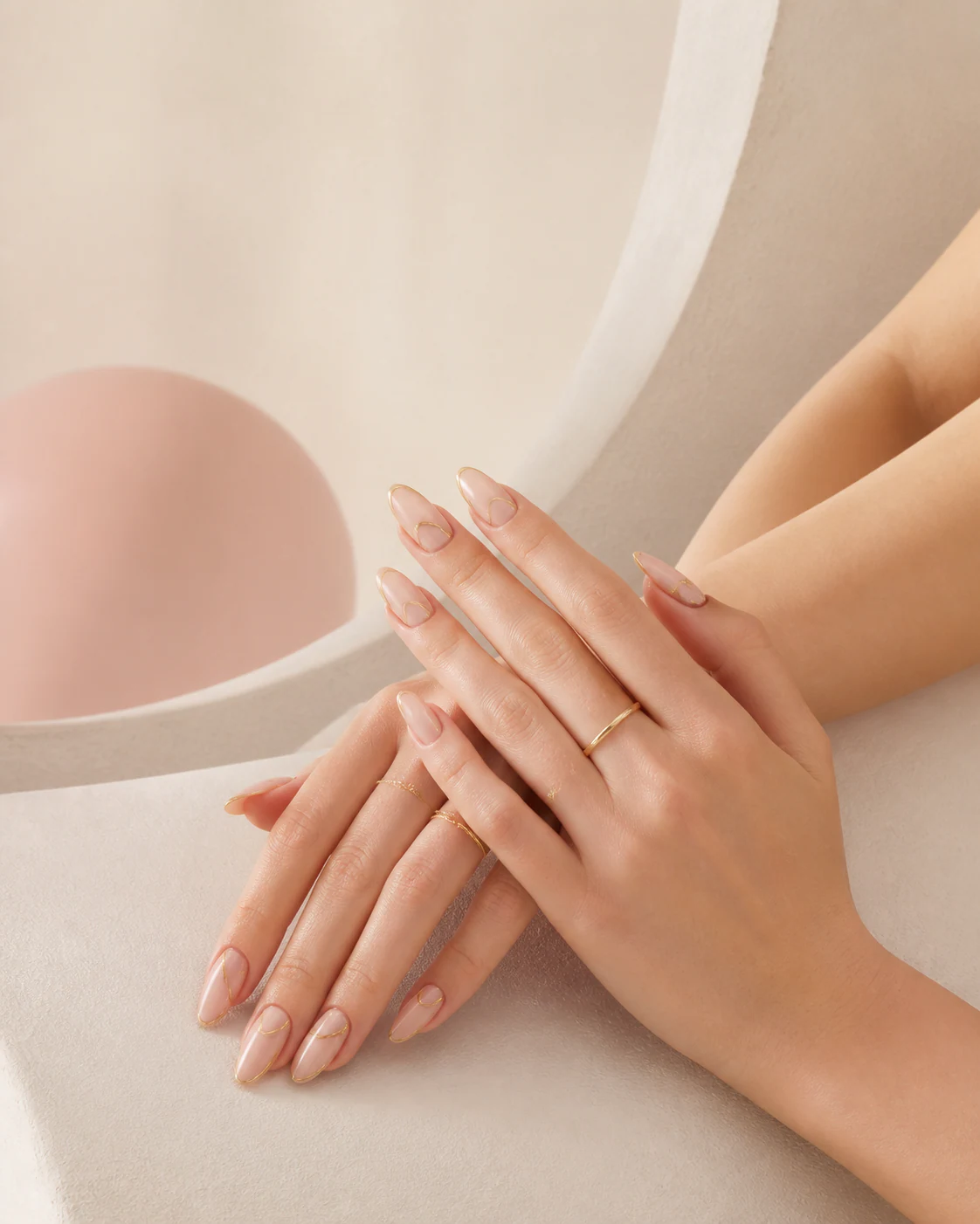 Manicura rosa con detalles dorados y joyería delicada